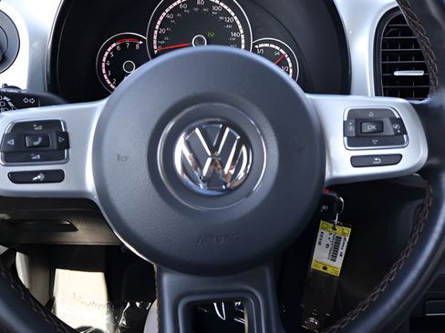 Used 2015 Volkswagen Beetle 1.8T Classic FWD image 20