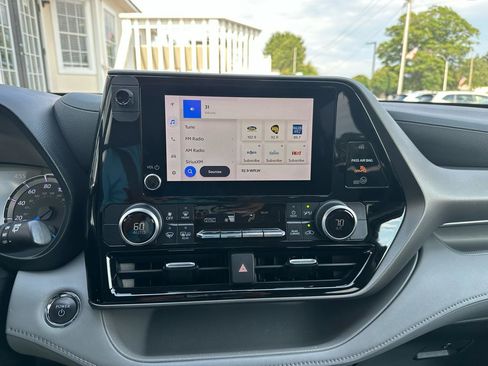 Used 2023 Toyota Highlander LE FWD image 17