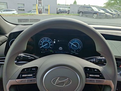 Certified 2024 Hyundai Elantra Blue FWD image 17