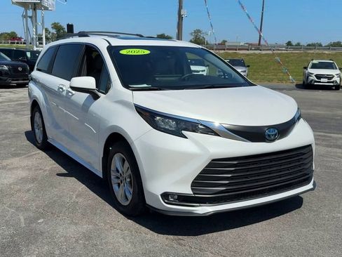Used 2025 Toyota Sienna XLE w/ XLE Plus Package AWD/4WD image 9