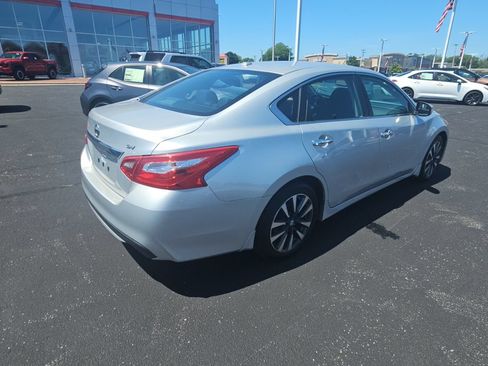Used 2016 Nissan Altima 2.5 SV w/ Convenience Package FWD image 3
