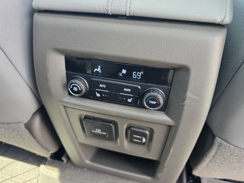 Used 2021 Chevrolet Traverse Premier image 25