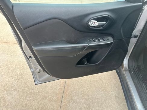 Used 2016 Jeep Cherokee Latitude w/ Comfort & Sound Group FWD image 6