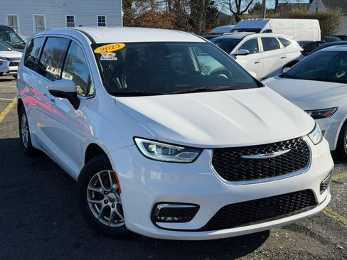 Used 2023 Chrysler Pacifica Touring-L image 6
