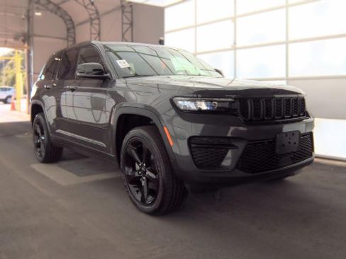 Used 2023 Jeep Grand Cherokee Altitude AWD/4WD image 2