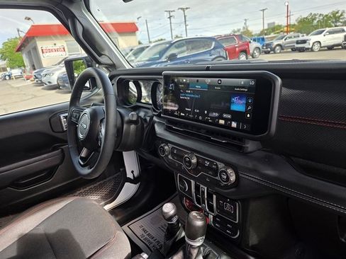 Used 2025 Jeep Wrangler Unlimited Rubicon AWD/4WD image 6