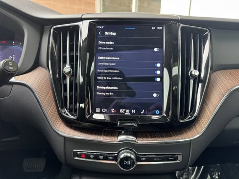 Used 2022 Volvo XC60 B5 Momentum w/ Climate Package image 21