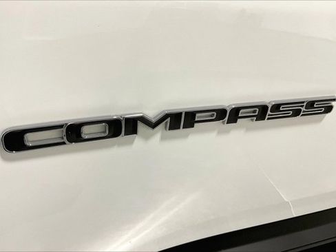 Used 2025 Jeep Compass Latitude w/ Sun & Sound Group AWD/4WD image 8
