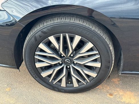 Used 2024 Nissan Altima 2.5 SV FWD image 11