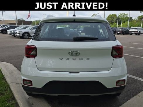 Used 2025 Hyundai Venue SEL FWD image 4