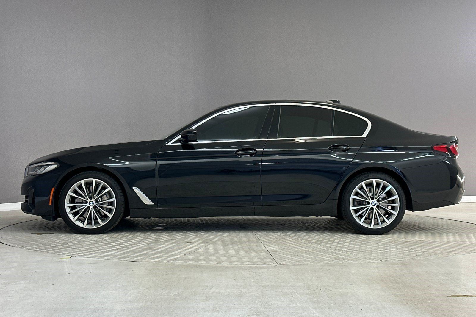 Certified 2023 BMW 530i w/ Convenience Package RWD image 2
