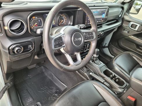 Used 2024 Jeep Wrangler Unlimited Sahara w/ Technology Group AWD/4WD image 24