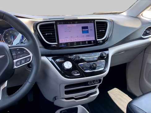 Used 2024 Chrysler Pacifica Touring-L FWD image 7