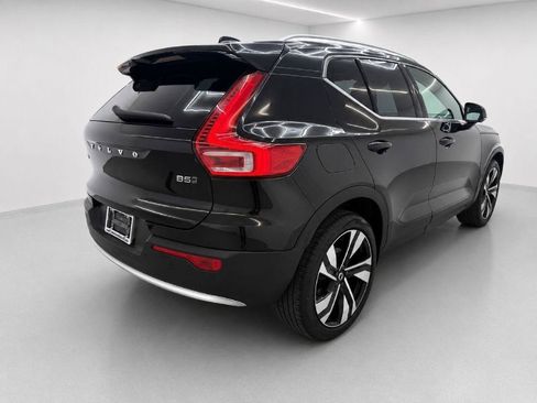 Used 2024 Volvo XC40 B5 Plus w/ Protection Package Premier AWD/4WD image 3