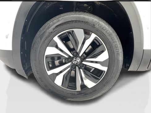 Used 2024 Volkswagen Atlas Cross Sport SE image 12