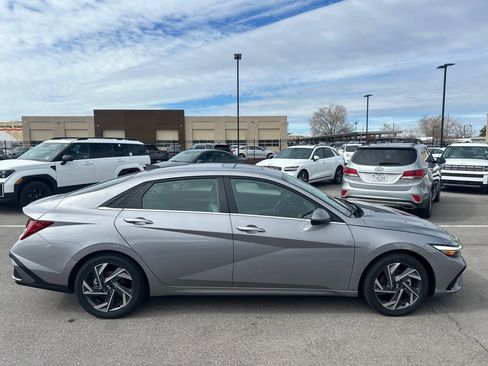 Used 2025 Hyundai Elantra Limited image 4