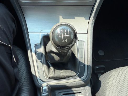 Used 2015 Volkswagen Golf S image 18