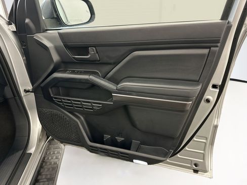 Used 2025 Toyota 4Runner SR5 AWD/4WD image 33
