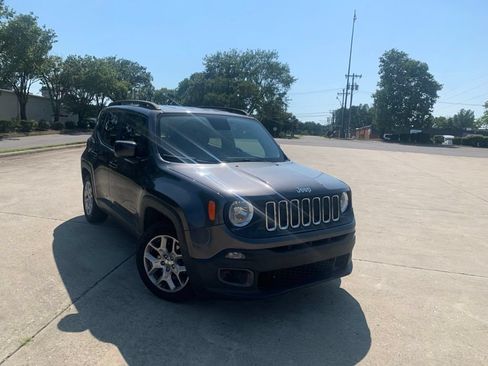 Used 2017 Jeep Renegade Latitude FWD image 2