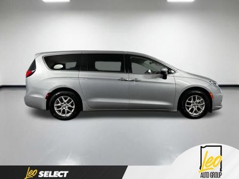 Used 2023 Chrysler Pacifica Touring-L FWD image 5