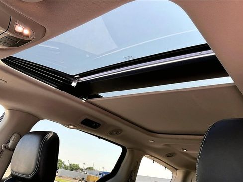 Used 2023 Chrysler Pacifica Limited FWD image 21