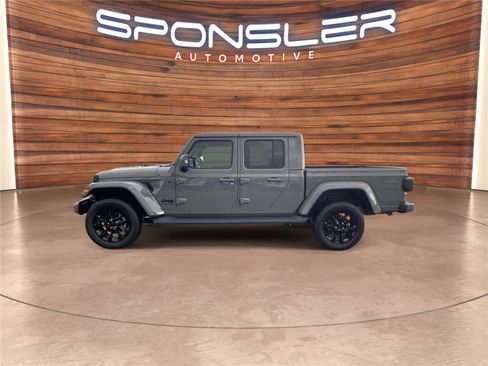 Used 2022 Jeep Gladiator Overland AWD/4WD image 2
