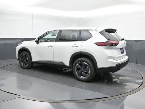 Used 2025 Nissan Rogue SV image 4