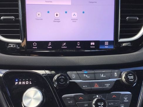 Used 2025 Chrysler Pacifica Select image 11