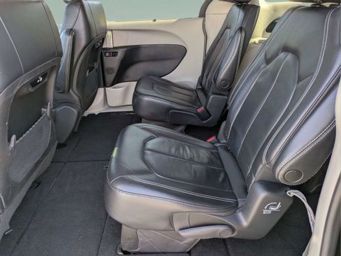 Used 2022 Chrysler Pacifica Touring-L FWD image 10