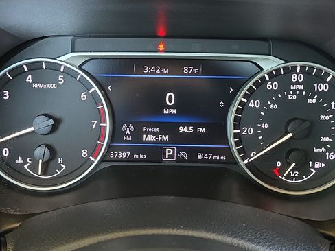 Used 2025 Nissan Sentra SR w/ SR Premium Package FWD image 23