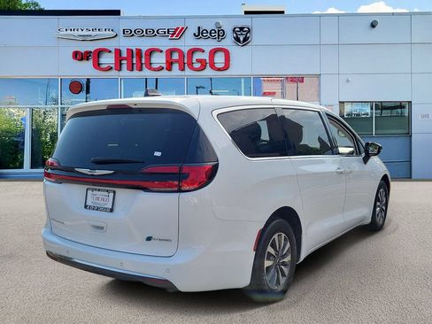 Certified 2024 Chrysler Pacifica Limited FWD image 4