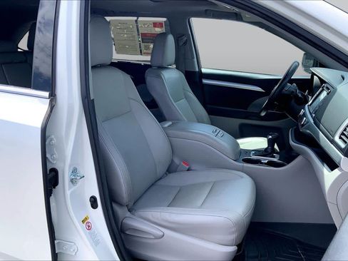 Used 2016 Toyota Highlander XLE FWD image 9