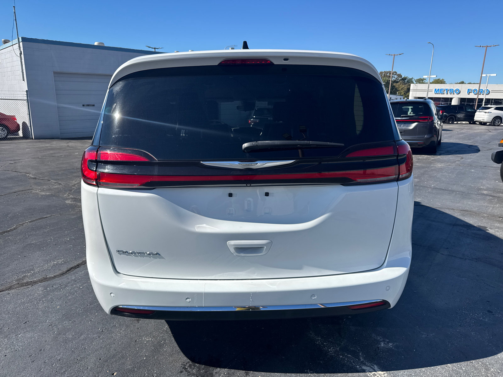 Used 2023 Chrysler Pacifica Touring-L FWD image 4