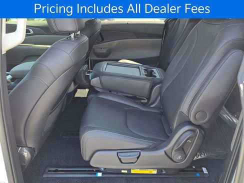 New 2026 Kia Carnival EX FWD image 10