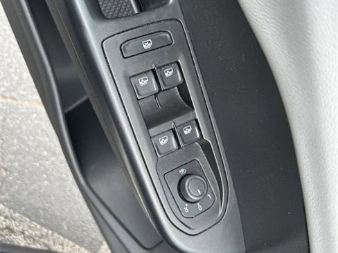 Used 2022 Volkswagen Taos SE image 17