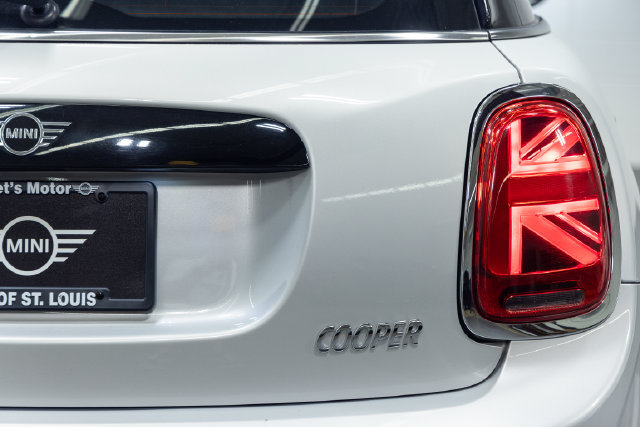 Used 2019 MINI Cooper 4-Door Hardtop w/ Storage Package FWD image 8