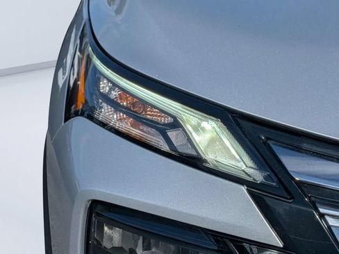 Used 2024 Nissan Rogue SV FWD image 9