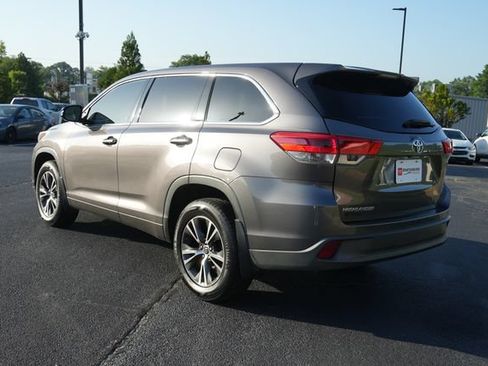 Used 2017 Toyota Highlander LE FWD image 5