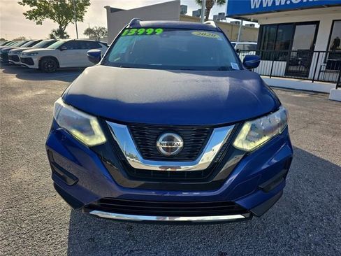 Used 2020 Nissan Rogue SV image 2