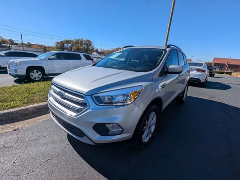 Used 2018 Ford Escape SE w/ Ford Safe & Smart Package image 3