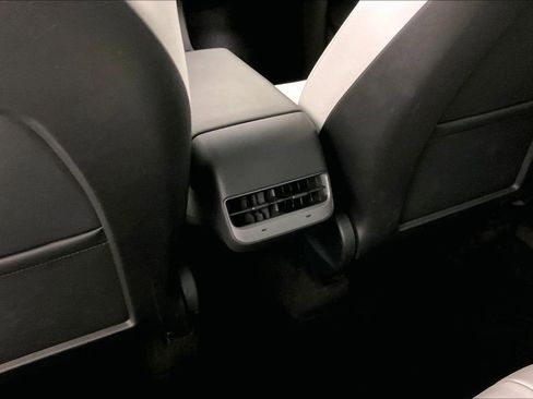 Used 2022 Tesla Model Y Long Range image 10