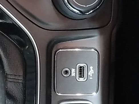 Used 2021 Jeep Cherokee Limited AWD/4WD image 23