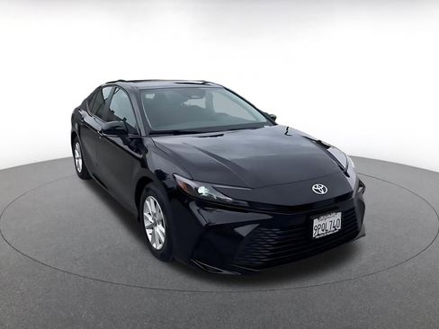 Used 2025 Toyota Camry LE image 3