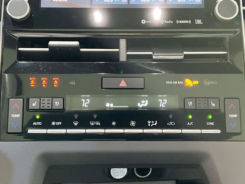 Used 2019 Toyota Avalon Limited image 19