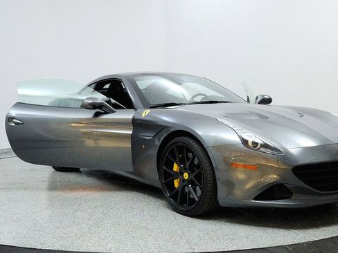 Used 2018 Ferrari California T image 12