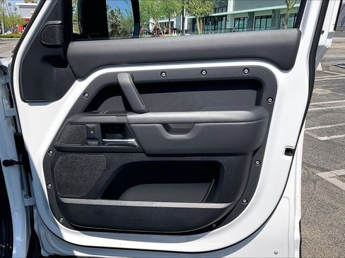 Certified 2025 Land Rover Defender 110 X-Dynamic SE AWD/4WD image 22