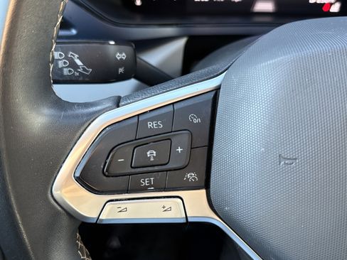 Used 2023 Volkswagen Taos SE w/ Panoramic Sunroof Package image 18