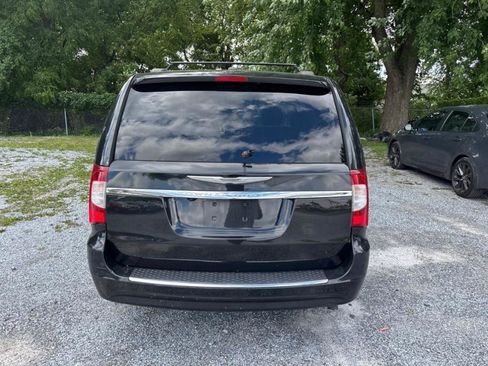 Used 2012 Chrysler Town & Country Touring w/ Entertainment Group #1 FWD image 6
