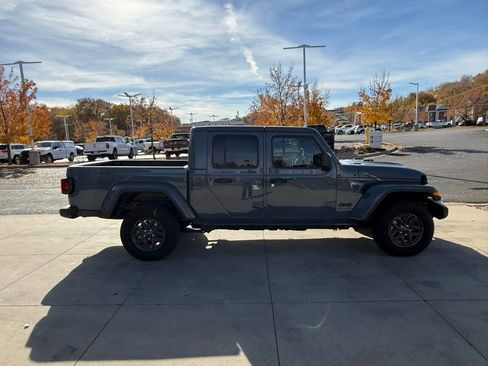 New 2025 Jeep Gladiator Sport image 7