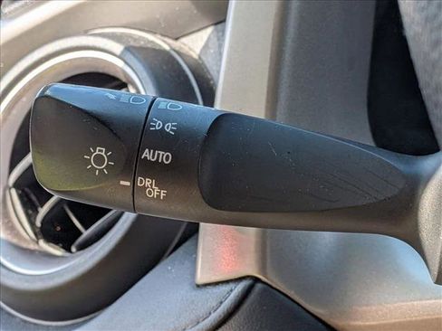 Used 2018 Toyota RAV4 LE FWD image 12